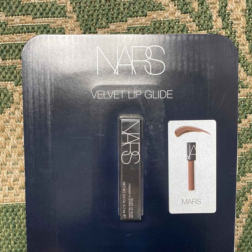 A Hybrid Lip Formula that delivers a Long-Lasting Finsh 💄Color Nars >Warm Brown